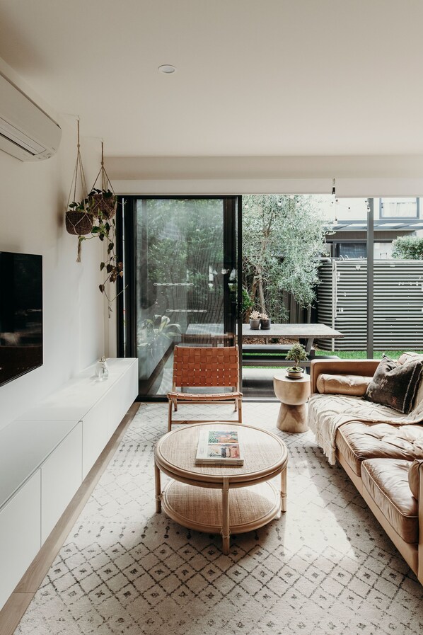 Smart TV, Netflix, DVD player, streaming services