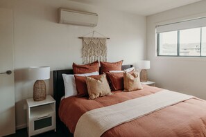 3 bedrooms, iron/ironing board, free WiFi, bed sheets - Light-filled & stylish. Central Location.✨ (Merewether)