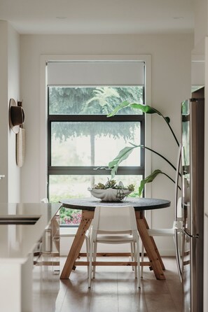 Fridge, microwave, oven, stovetop - Light-filled & stylish. Central Location.✨ (Merewether)
