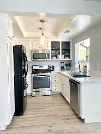 Private kitchen. Casa M’Valle 5min to Lake Perris, hospitals w/Rv prkn