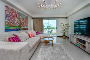 Smart TV, ping pong, computer monitors - Beachfront Oceania 2BR condo on crystal-clear waters &white sands of Eagle Beach (Oranjestad)