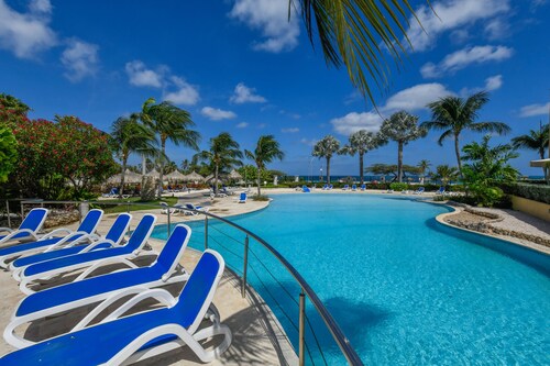 Beachfront Oceania 2BR condo on crystal-clear waters &white sands of Eagle Beach