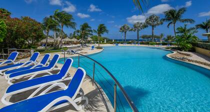 Beachfront Oceania 2BR condo on crystal-clear waters &white sands of Eagle Beach