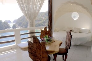 Deluxe Studio Suite (Cristopher and Elisa) | Individually decorated, individually furnished, desk, laptop workspace - Hotel Pasión de Luna (San Pedro Pochutla)