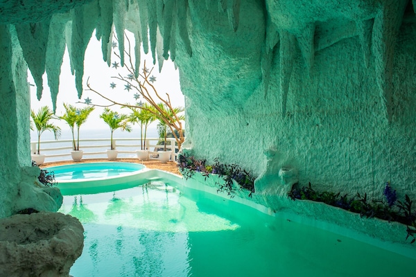 2 indoor pools, 3 outdoor pools