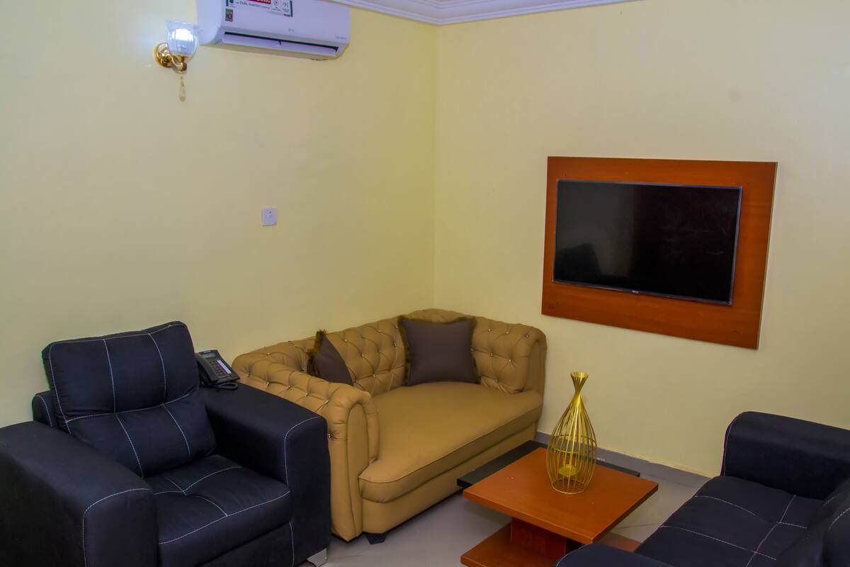 Suite Premium, 2 habitaciones, habitaciones conectadas, vista a la alberca | Área de sala de estar | Smart TV de 36 pulgadas con canales digitales y televisión
