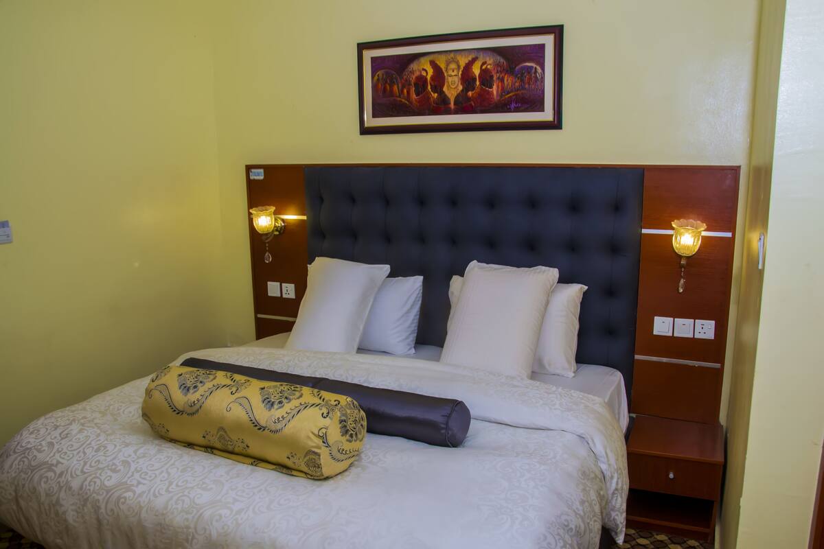 Premium bedding, down duvets, laptop workspace, free WiFi