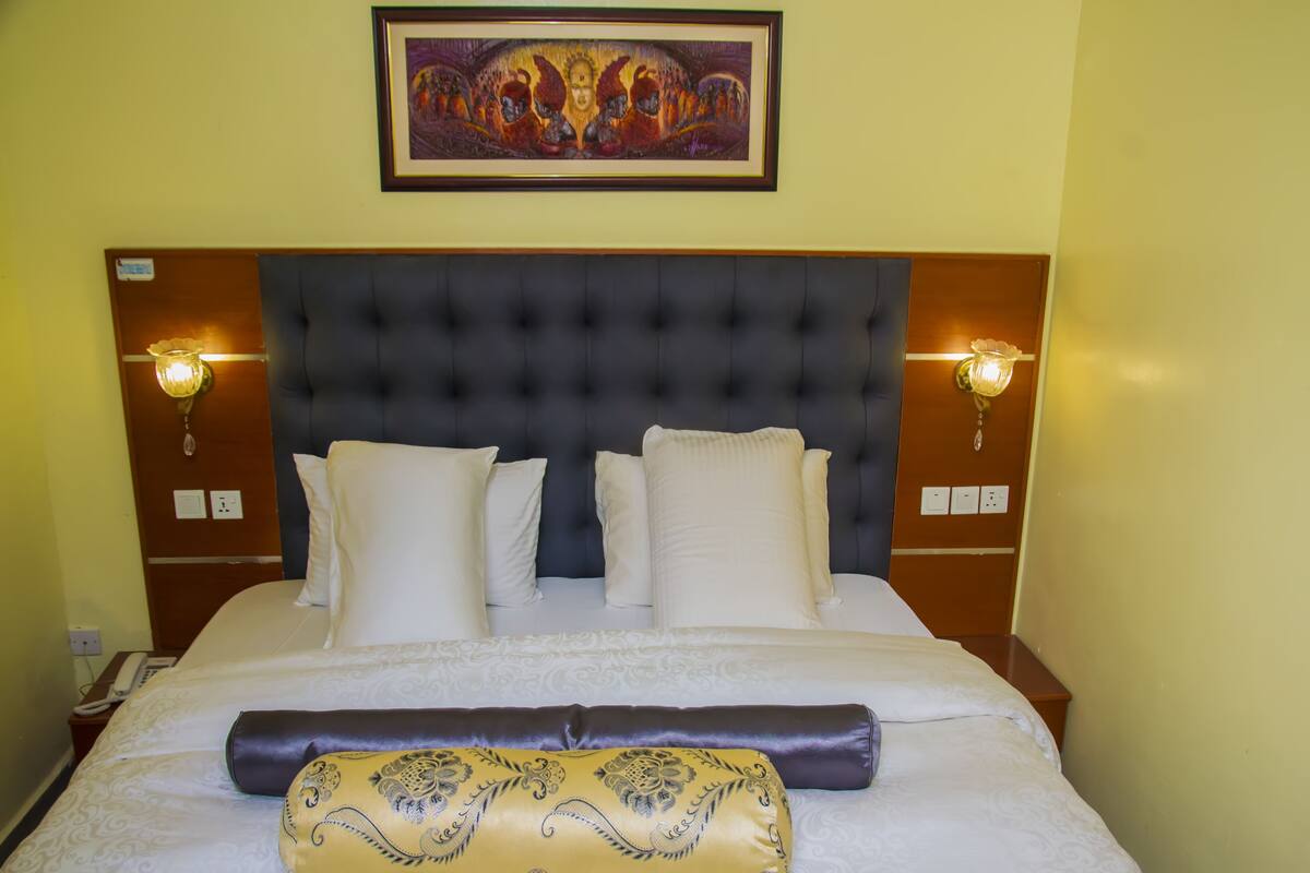 Premium bedding, down duvets, laptop workspace, free WiFi