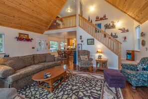 Smart-TV, DVD-Player, Tischfußball, Tischtennisplatte