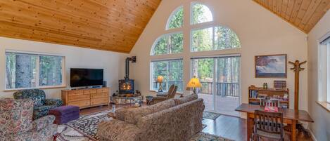 TV connectée, lecteur de DVD, baby-foot, table de tennis de table