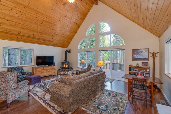 Een smart-tv, een dvd-speler, tafelvoetbal en een tafeltennistafel