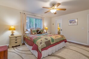 3 bedrooms, desk, WiFi, bed sheets