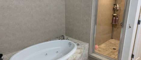 Baignoire, sĂšche-cheveux, bidet, serviettes fournies