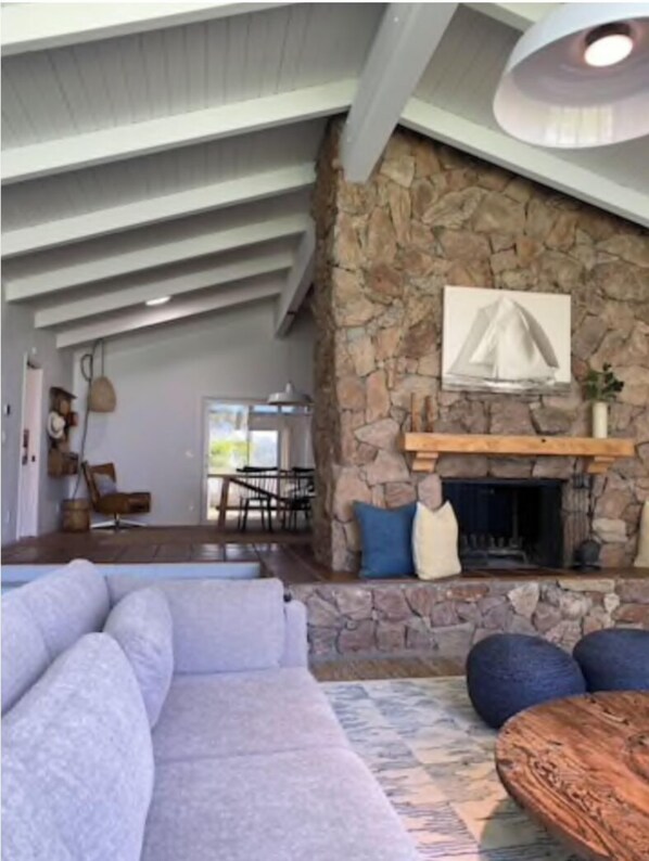 Télévision, table de tennis de table, livres, espaces bureaux