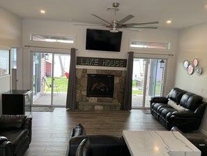 Een smart-tv en een open haard