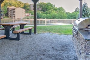 Outdoor dining - Banner Elk | Couples Ridge Escape | Pool + Lake (Banner Elk)