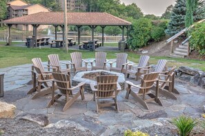 Outdoor dining - Banner Elk | Couples Ridge Escape | Pool + Lake (Banner Elk)