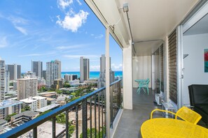 Ein Balkon mit Blick auf Stadt und Meer.
