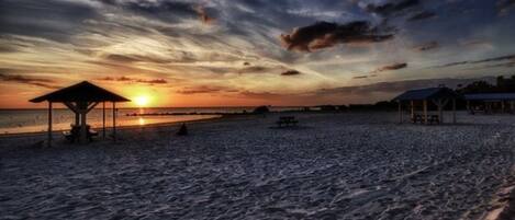 Plage à proximité, chaises longues, serviettes de plage