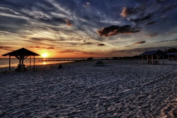 Beach nearby, sun-loungers, beach towels