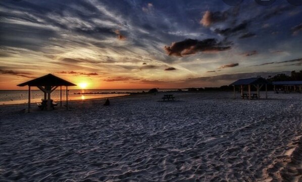 Playa en los alrededores, camastros y toallas de playa 