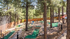 Un parcours de golf avec de nombreuses zones d’herbe et des arbres.
