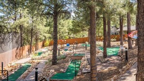 Un parcours de golf avec de nombreuses zones d’herbe et des arbres.