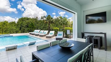 حمّام سباحة خارجي، حمّام سباحة مُدفَّأ