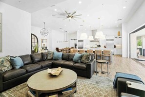 Een flatscreentelevisie, een open haard en tafelvoetbal