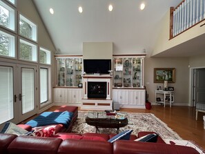 Smart TV, chimenea, estéreo