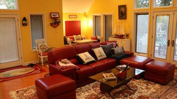 智能電視、壁爐、音響