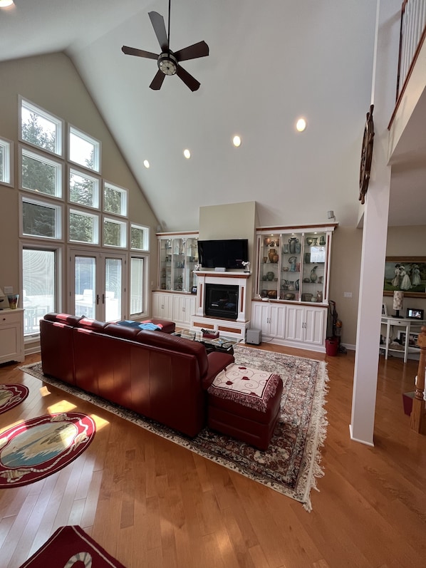 Smart TV, fireplace, stereo