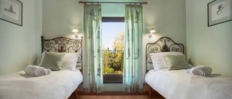 3 chambres, fer et planche à repasser, Wi-Fi, draps fournis