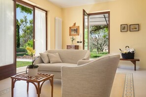 Living area - VILLA ROSMARINO - with a very huge garden (Lazise)