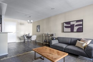 Tv, eldstad och en stereo