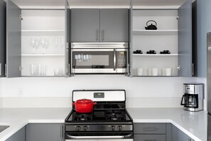 Kylskåp, mikrovågsugn, ugn och diskmaskin