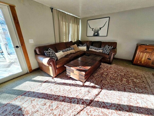 Älytelevisio, takka, pöytäjalkapallopöytä, pöytätennispöytä