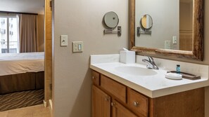 Een haardroger, handdoeken