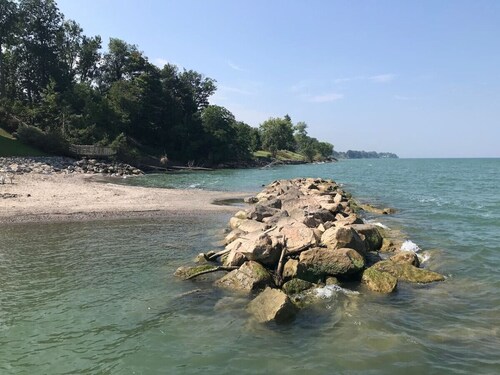 Lakefront Retreat Condo, Indoor Pool, Beach, Wineries, Spire