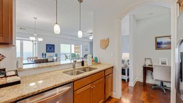 冰箱、微波炉、烤箱、炉灶