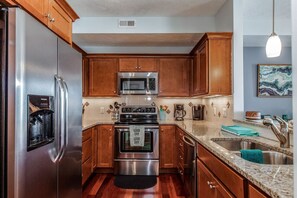 Geladeira, micro-ondas, fogão, cooktop
