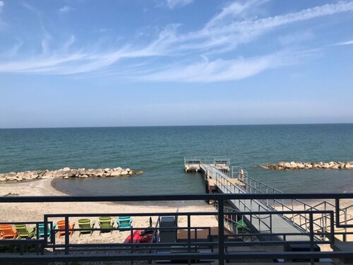 Lakefront Condo, Balcony, Pool, Beach, Wineries