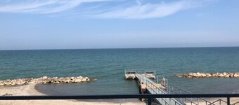 Lakefront Condo, Balcony, Pool, Beach, Wineries
