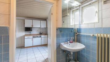 Bañera, secador de pelo y toallas