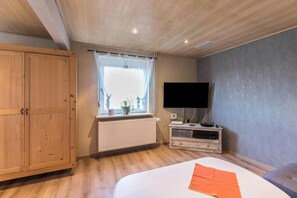 3 bedrooms, iron/ironing board, free WiFi, bed sheets