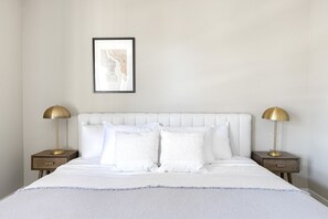 1 bedroom, iron/ironing board, WiFi, bed sheets - Contemporary Mountain View 1BR w/ Pool, Gym, BBQ, by Blueground (Mountain View)