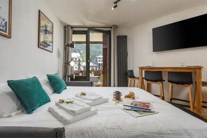 Free WiFi, bed sheets