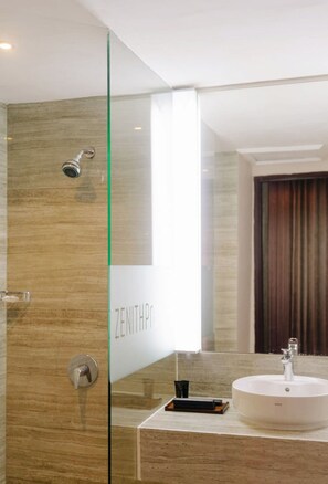 Shower, rainfall showerhead, slippers, towels - Zenith Premiere Hotel Baubau (Bau-Bau)