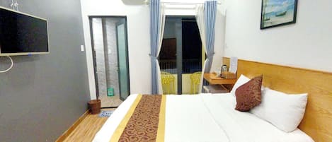 1 bedroom, desk, WiFi
