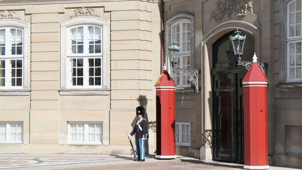 A building with classical architecture, featuring a large arched entrance and a uniform facade. - City Apartment in Copenhagen with 2 bedrooms sleeps 6 (Copenhagen)